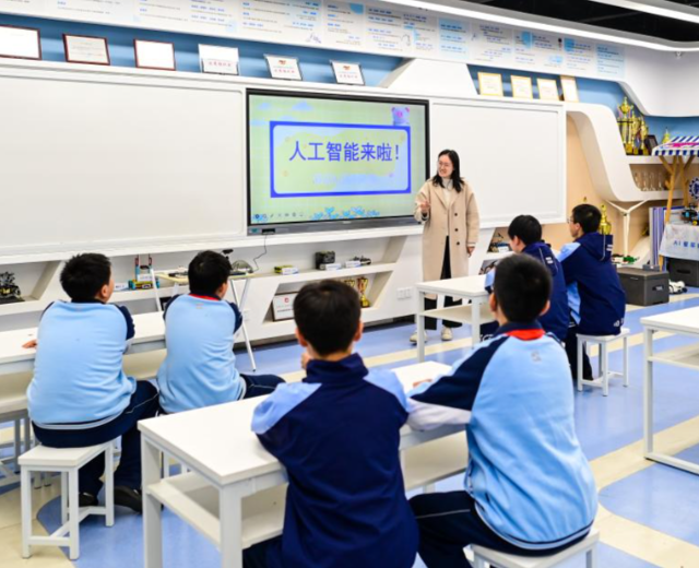 学生们手持一个“口袋乌龟然后将其放在涂有不同色彩的纸上