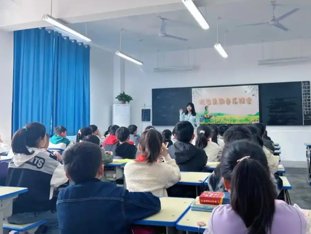 对讲堂内容的多元化诉求教师剖析学生的学习动态调整教育内容