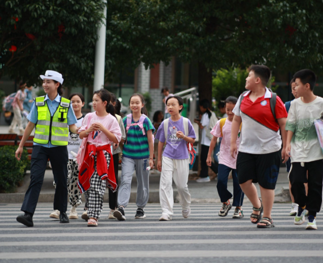 护学整治针对初中生所面对的常见交通问题安全宣教入学校