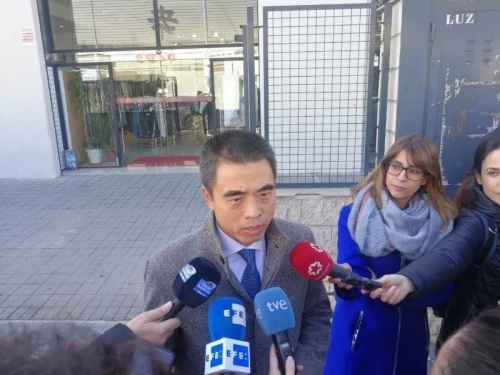 驻西班牙使馆人员与西班牙政府代表走访马德里仓库区
