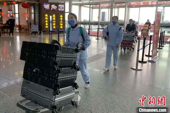 为助力江西医疗队“出征”支援武汉,南昌昌北国际机场开通绿色值机、安检通道,专用机位,候机区域,增加手推车等设施,力争为医疗队提供快速便捷服务。 连三思 摄 江西101名护理人员组成医疗护理队再次援鄂(图)