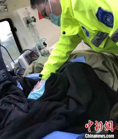 众人接力助其高铁站内顺利生产 周艳 摄 孕妇乘坐高铁羊水破裂 众人接力助其高铁站内顺利生产