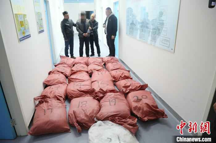 图为贩毒嫌疑人李某和缴获的毒品。 武子轲 摄 内蒙古警方侦破特大跨省贩卖毒品案 缴获各类毒品638公斤