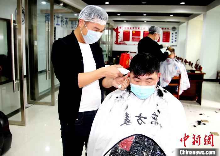 爱心理发师为一线抗“疫”人员义剪 宋俊初 摄 湖北孝昌:爱心理发师为一线抗“疫”人员义剪