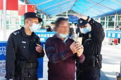 二维码里的广州春运安保：民警为无智能手机老