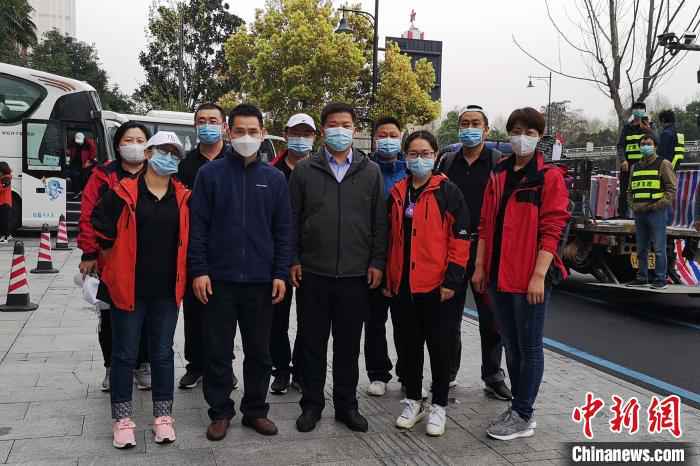 黑龙江“白衣战士”情牵两城：江城33天冰城14天